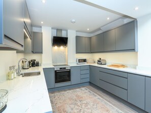 Køleskab, opvaskemaskine, køkkentøj/tallerkener/redskaber