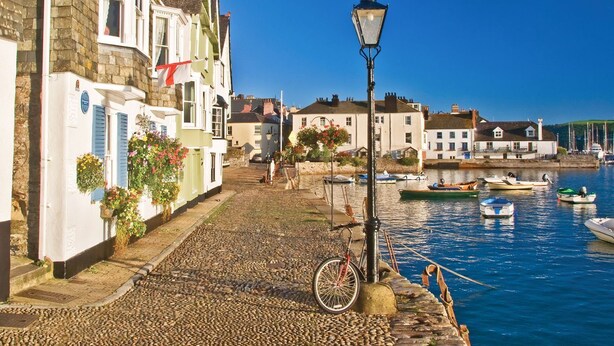 A cobblestone waterfront street with buildings, a bicycle, and boats. - Bay Tree Cottage, Dartmouth (Dartmouth)