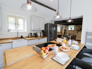 Cottage | Private kitchen | Fridge, dishwasher, electric kettle, toaster - Hard Day's Night (Leicester)