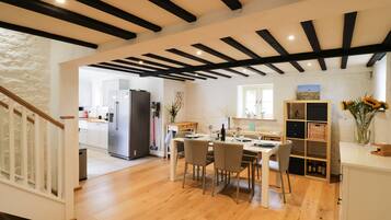 Cottage | Living room | Video-game console, DVD player