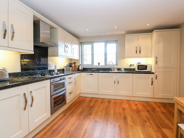 Cottage | Cucina privata | Frigorifero, lavastoviglie, bollitore elettrico, tostapane