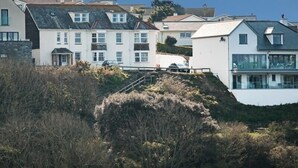 A coastal residential area with houses featuring gabled roofs and a mix of architectural styles. - Pinewood 14 (Wadebridge)