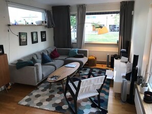 Smart TV - Spacious Home in leafy Stockholm suburb - 10 mins train to Central Stockholm! (SOLLENTUNA, STOCKHOLM)