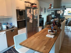 Fridge, microwave, oven, stovetop - Spacious Home in leafy Stockholm suburb - 10 mins train to Central Stockholm! (SOLLENTUNA, STOCKHOLM)