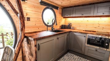 Cottage | Private kitchen | Fridge, electric kettle, cookware/dishes/utensils