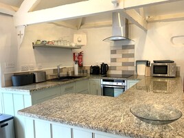 Refrigerador, lavavajillas, tetera/pava eléctrica, tostadora