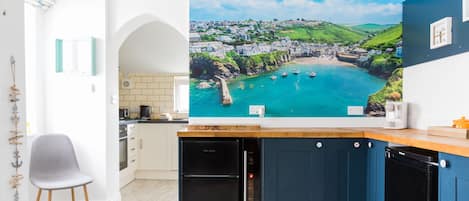 Cottage | Private kitchen | Fridge, dishwasher, toaster, cookware/dishes/utensils