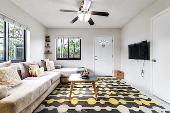 2 Bed2 Bath House with Backyard Jacuzzi