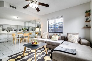 Casa, 2 habitaciones | Área de sala de estar | Televisión 