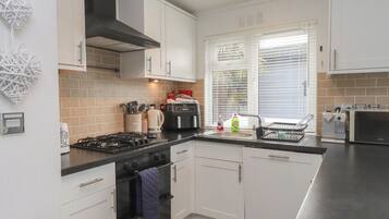 Frigorífico, lavavajillas, hervidor eléctrico y tostadora