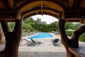 Una piscina al aire libre