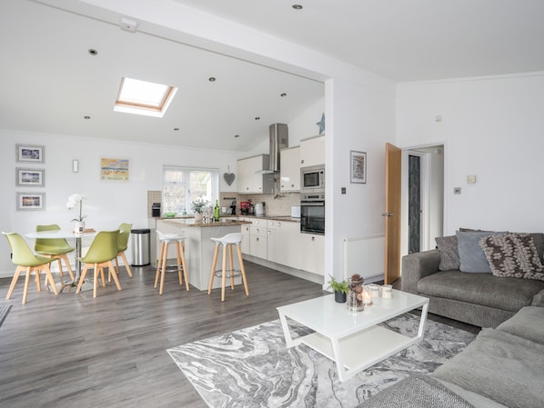 Cottage | Living area | DVD player - The Warren U5 (Pwllheli)