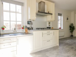 Cottage | Private kitchen | Fridge, microwave, dishwasher, electric kettle