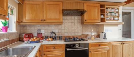 Cottage | Bếp riêng | Tủ lạnh, máy rửa bát, dụng cụ nấu nướng/bát dĩa/dao nĩa