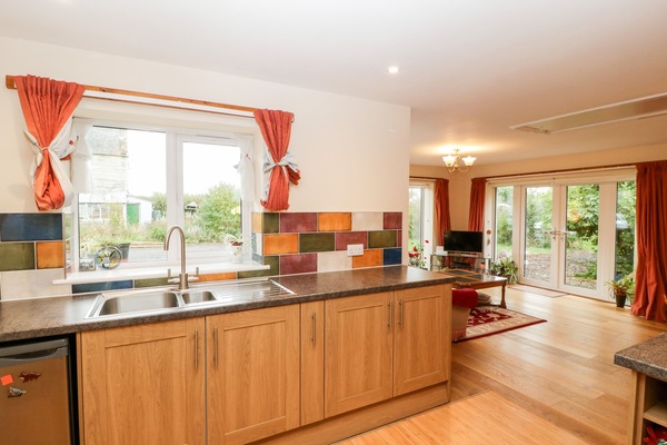 Cottage | Private kitchen | Fridge, microwave, electric kettle, toaster