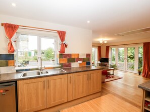 Refrigerador, tetera/pava eléctrica, tostadora, utensilios de cocina