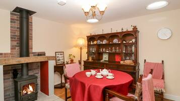Cottage | Living room | Fireplace, DVD player