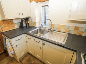 Cottage | Private kitchen | Fridge, electric kettle, toaster, cookware/dishes/utensils