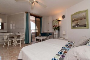 Tabla de planchar con plancha, wifi, ropa de cama