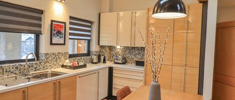 Refrigerador, lavavajillas, tetera/pava eléctrica, utensilios de cocina