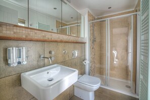 Cottage | Bathroom | Shower - The Warren Q4 (Pwllheli)