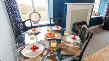 Cottage | Private kitchen | Fridge, microwave, dishwasher, electric kettle