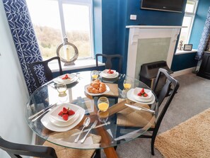 Cottage | Private kitchen | Fridge, dishwasher, electric kettle, toaster - The Stable (Lydney)