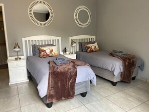 5 bedrooms, WiFi - hub, main shopping , Sishen Golf Club, Kalahari Country Club, SA Airlink Airport (Kathu)