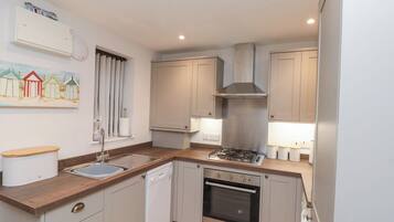 Cottage | Private kitchen | Fridge, dishwasher, electric kettle, toaster