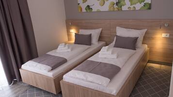 خزنة داخل الغرفة ومكتب وستائر تعتيم وتجهيزات عازلة للصوت