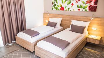 Safe på rommet, skrivebord, blendingsgardiner og lydisolert