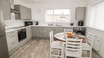 Cottage | Private kitchen | Dishwasher, cookware/dishes/utensils