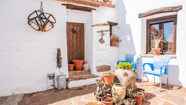 Terrace/patio - Rustic Cottage in Laroya with Pool and Terrace (Laroya)