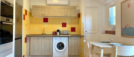 ثلاجة، ميكروويف، فرن، موقد طهي مسطح