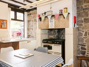 Cottage | Private kitchen | Fridge, electric kettle, cookware/dishes/utensils - Halfways (Belper)