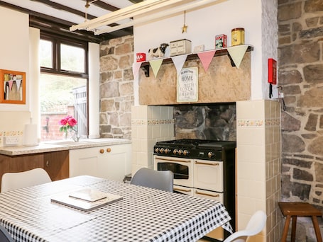 Cottage | Private kitchen | Fridge, electric kettle, cookware/dishes/utensils