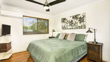 3 bedrooms, desk, iron/ironing board, free WiFi