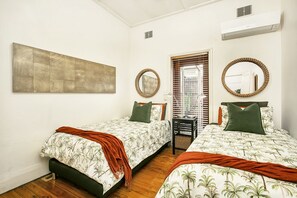 3 habitaciones, escritorio, tabla de planchar con plancha y wifi gratis 