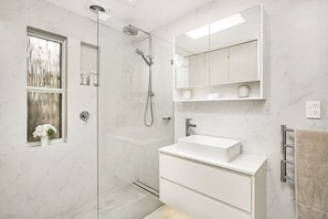 Dusche, Haartrockner, Handtücher, Toilettenpapier