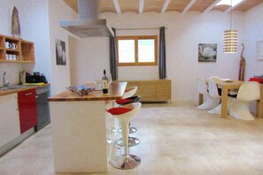 Kühlschrank, Mikrowelle, Herdplatte, Geschirrspüler