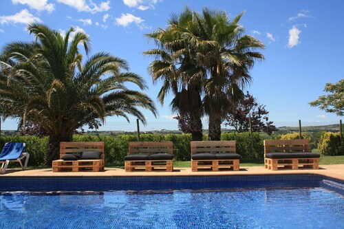 Hütte in Subirats mit Pool & Weinbergen