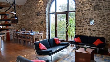 TV connectée, cheminée, lecteur de DVD