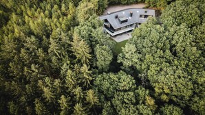 Una casa moderna rodeada de un bosque frondoso.