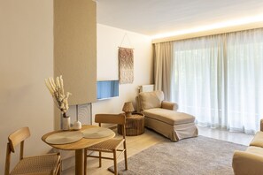 Smart TV, lareira, DVD player, mesa de pingue-pongue