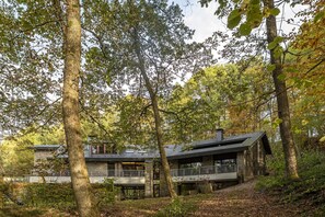 A modern house surrounded by trees. - L'Écrin de la Warche (Malmedy)
