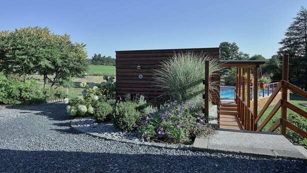 A wooden cabin with a gravel path leading to a wooden deck and a pool. - Holiday Home in Stoumont near Coo Waterfalls (Rahier)