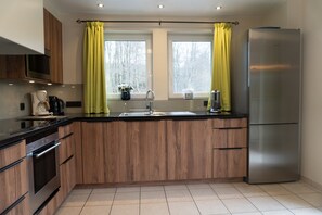 Fridge, microwave, oven, stovetop - Holiday Home in Stoumont near Coo Waterfalls (Rahier)