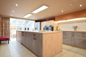 雪櫃、微波爐、焗爐、爐具