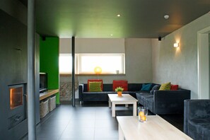 Televisor intel·ligent, llar de foc i reproductor de DVD 