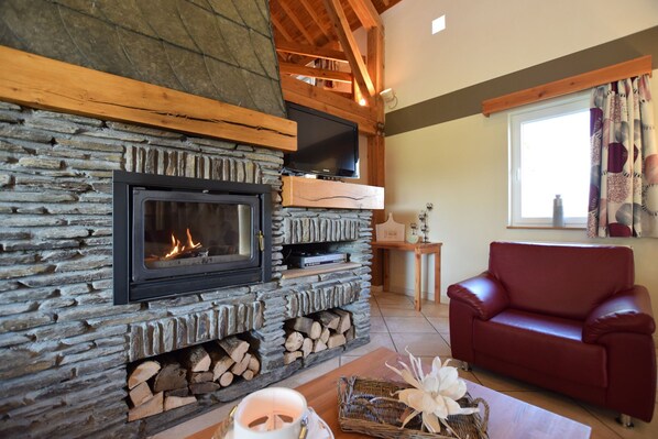 Smart TV, fireplace, DVD player, ping pong - Holiday Home in Ardennes with Pool & Sauna (Vielsalm)